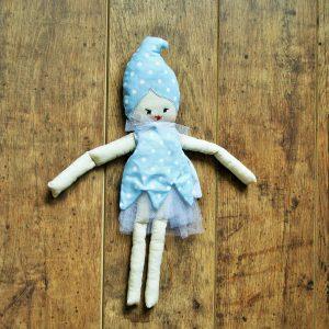 Turbános baba kék ruhában