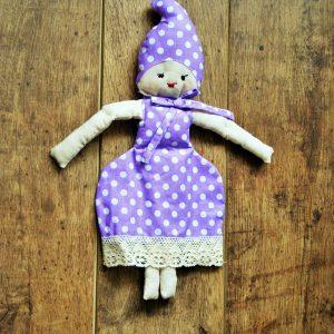 Turbános baba lila ruhában