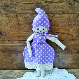 Turbános baba lila ruhában