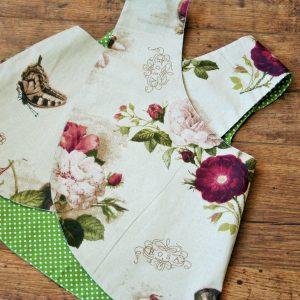 Rózsás kötényruha bugyival