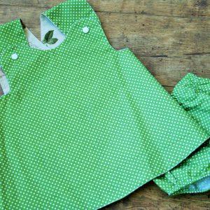 Rózsás kötényruha bugyival