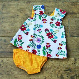 kalocsai kötényruha bugyival