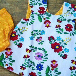 Kalocsai kötényruha bugyival