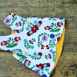 Kalocsai kötényruha bugyival