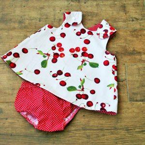 meggyes kötényruha bugyival