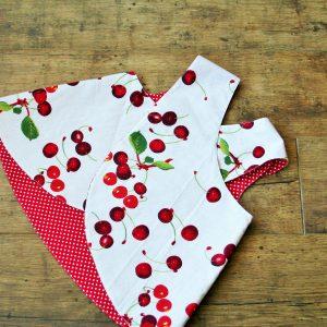 Meggyes kötényruha bugyival