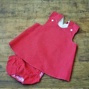 Meggyes kötényruha bugyival