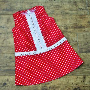 Csipkés ruha piros pöttyös