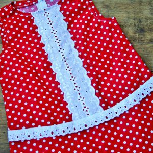 Csipkés ruha piros pöttyös