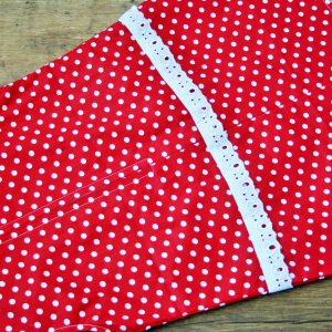 Csipkés ruha piros pöttyös