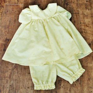 ruha buggyos nadrággal sárga