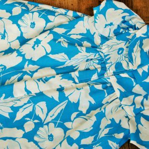 Ruha buggyos nadrággal kék fehér virágos