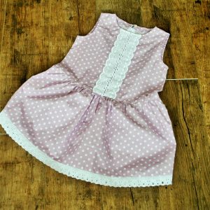 Csipkés ruha lila pöttyös