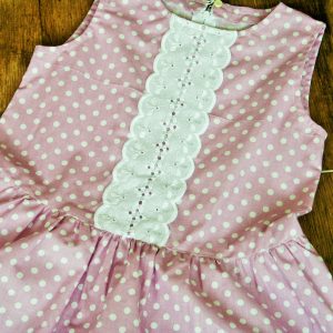 Csipkés ruha lila pöttyös