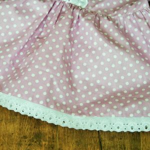 Csipkés ruha lila pöttyös