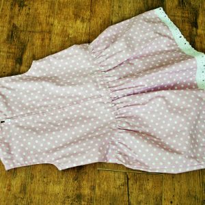 Csipkés ruha lila pöttyös