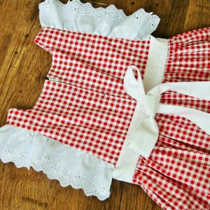 Kötényruha piros kockás