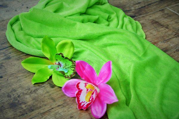 Bugyoláló kendő orchideával