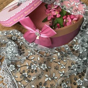 Csipke kendő szürke