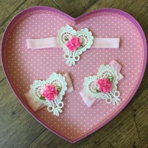 Újszülött csipke fejdísz fehér szív