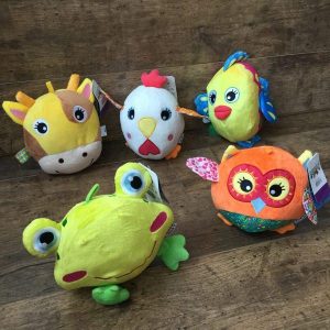 Állatos csörgős plüss játék