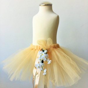 Tutu szoknya virág karkötővel karamell