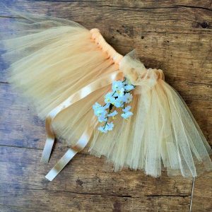 Tutu szoknya virág karkötővel karamell