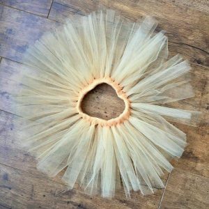 Tutu szoknya virág karkötővel karamell