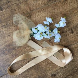 Tutu szoknya virág karkötővel karamell