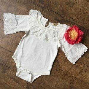 Fehér csipkegalléros body