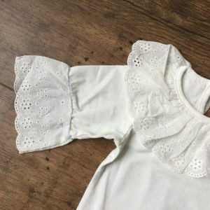 Fehér csipkegalléros body