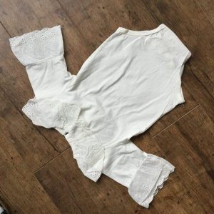 Fehér csipkegalléros body