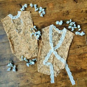 Karamell színű csipke body