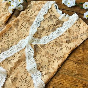 Karamell színű csipke body