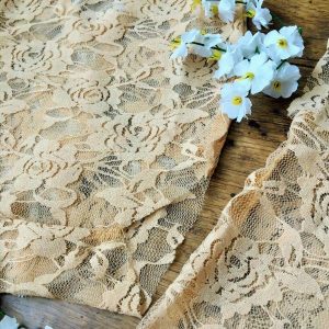 Karamell színű csipke body