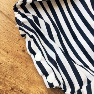 csíkos gyerek napozó