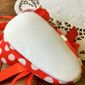 piros pöttyös kocsicipő