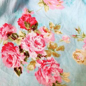 Réka rózsás kötényruha