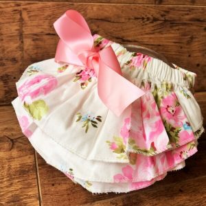 Sára rózsás kötényruha, napozó, bugyi