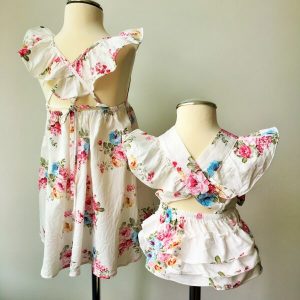 Vanda rózsás kötényruha, napozó és fodros bugyi