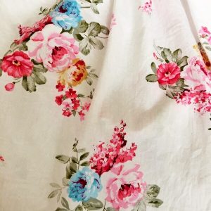 Vanda rózsás kötényruha, napozó és fodros bugyi