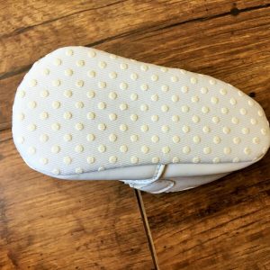 fehér lakk kocsicipő aranyozott masnival keresztelőre