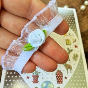 organza szalagos csuklópánt virággal fehér