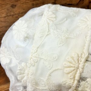 törtfehér csipkés vintage baba sapka