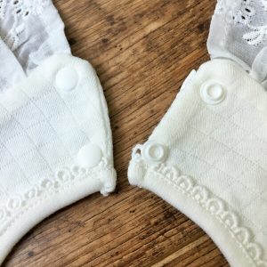 Csilla csipkés nyálkendő babáknak