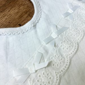 Csilla csipkés nyálkendő babáknak