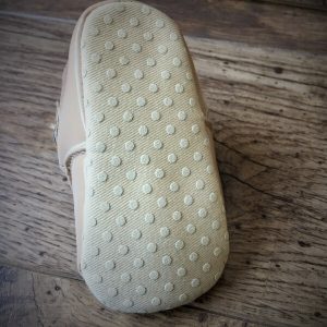 Barna lakk kocsicipő arany masnival