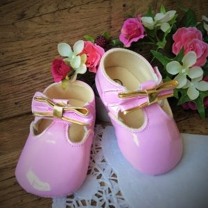 Rózsaszín lakk kocsicipő arany masnival