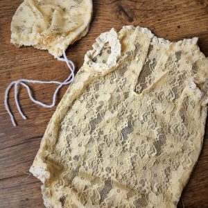 színes csipke body sapkával fotószett