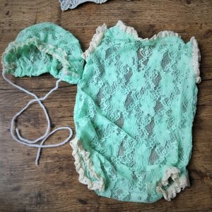 színes csipke body sapkával fotószett